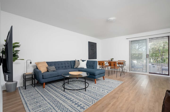 Grand 2 Br Suite In St. Clair West W Parking. - Mississauga