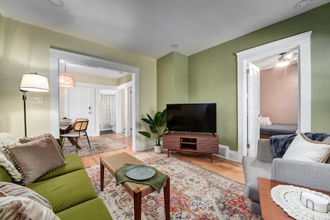 Top Airbnb: Vibrant Larchmere Classic ~ Near Cle Clinic & CW in Buckeye Shaker Square
