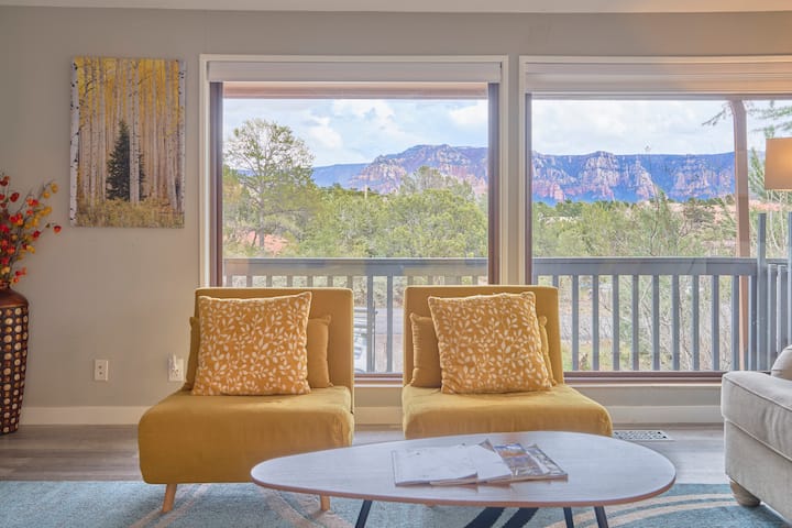 Დატკბით წითელი ქვის თვალწარმტაცი ხედით თქვენი მისაღები ოთახის კომფორტიდან.