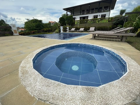 Charming villa, pool, jacuzzi, 10 min Coffee Park