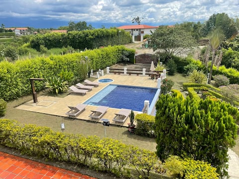 Charming villa, pool, jacuzzi, 10 min Coffee Park