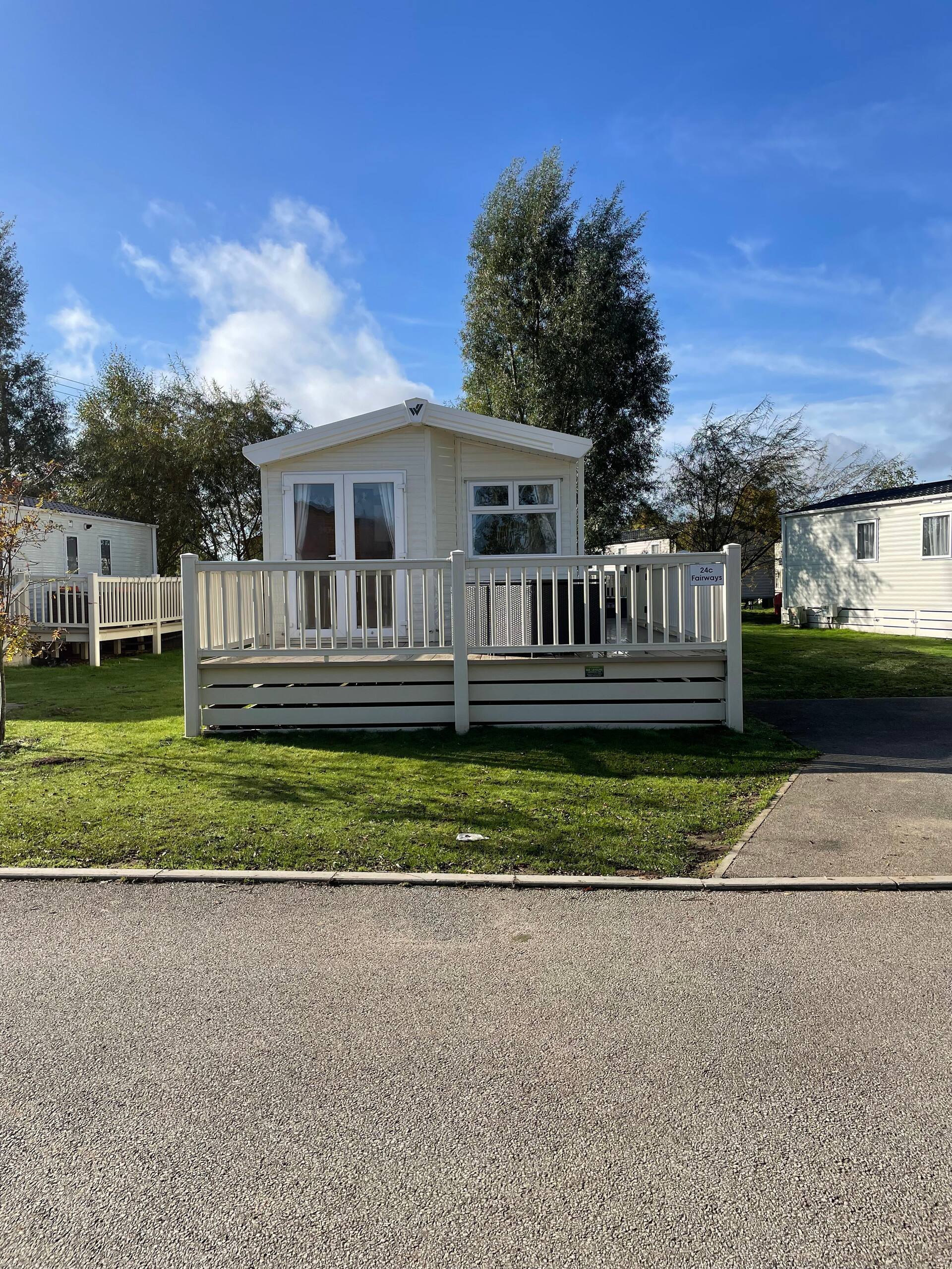 Luxury 8 berth caravan with private HOT TUB — photo 5