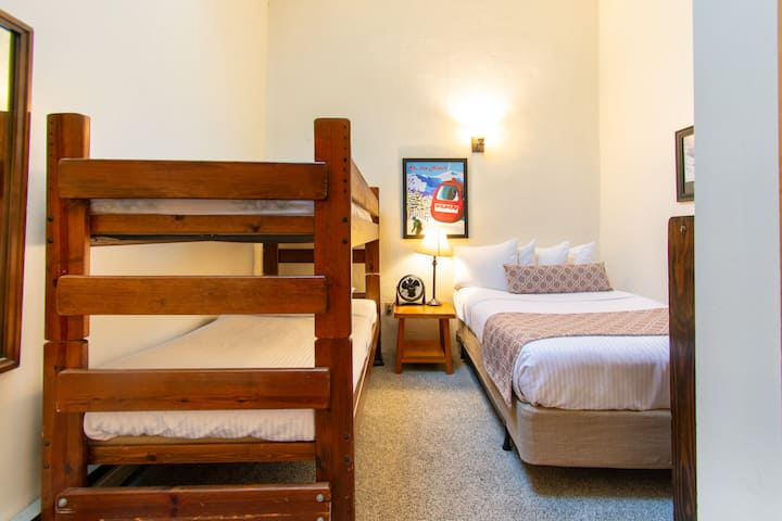 Dhoma e gjumit 2: Krevat dopio dhe krevate dopio.