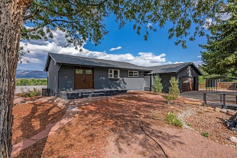 The River View Retreat-Hot tub/5 minutes to train!