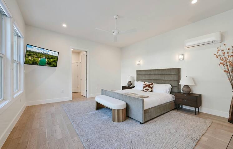 Stunning Mid-century Perfection, Pool and Hot Tub! gallery image 4