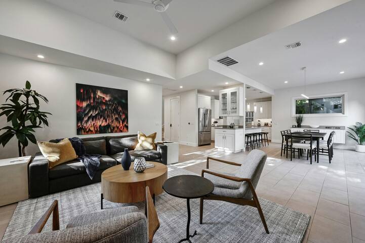 Stunning Mid-century Perfection, Pool and Hot Tub! gallery image 3