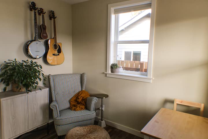 A Cozy Space For Connection - Silverton, OR