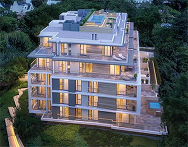Modern Penthouse: Pool & Views in Leafy Newlands. gallery image 5