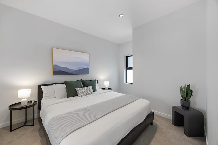 Основна спалня с двойно легло и спално бельо, самостоятелен санитарен възел, врати и място за съхранение на дрехи в цял ръст