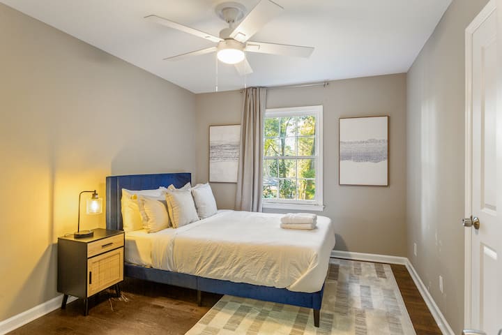 Manželská posteľ s čiernymi závesmi