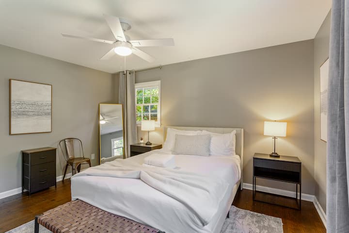 Manželská posteľ s čiernymi závesmi