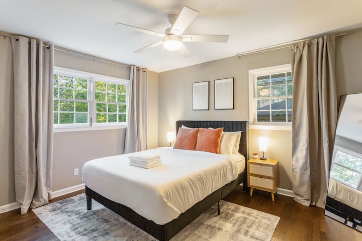 Manželská posteľ s čiernymi závesmi