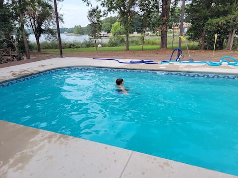 Newport News 4BR | Saltwater Pool & View