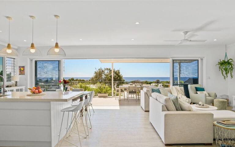 Coastal Luxury Beachfront Retreat. gallery image 3