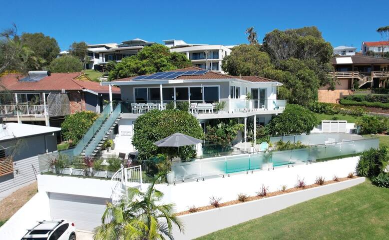 Coastal Luxury Beachfront Retreat. gallery image 2