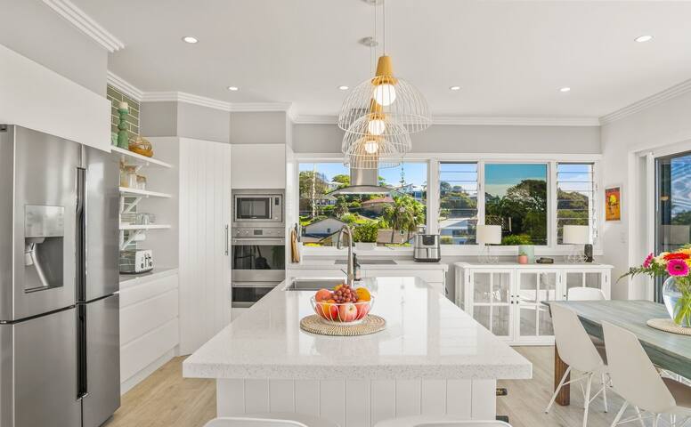 Coastal Luxury Beachfront Retreat. gallery image 5