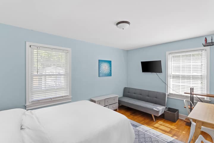 De hoofdslaapkamer is voorzien van een Green Team memory foam queen bed, een slaapbank voor één extra persoon, een 32" Roku TV, kledingopslag en een werkstation (inclusief een monitor en directe ethernetverbinding).   