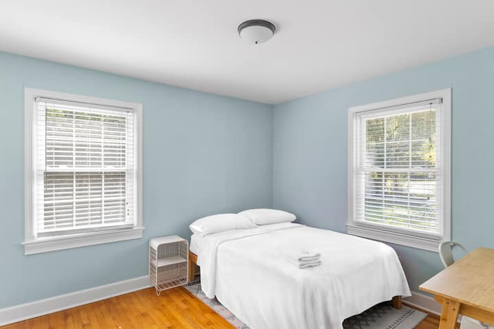 Slaapkamer #2 is voorzien van een tweepersoonsbed, een werkplek en kledingopslag. 