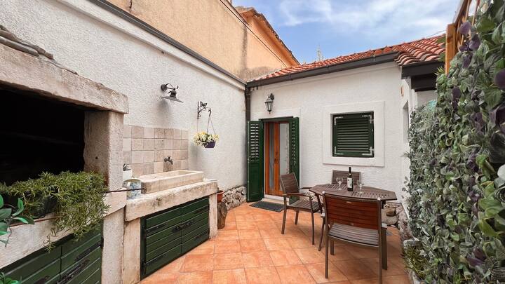 STUDIO HOUSE and backyard in center