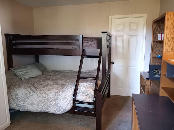 Спална соба со брачен кревет (широк 150-179 см) на дното, брачен кревет (широк 180-179 см) на врвот, паметен телевизор, биро