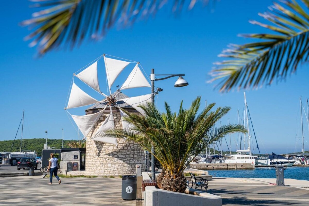 Vila Andris · Vila - bazen, vrt, blizu plaže