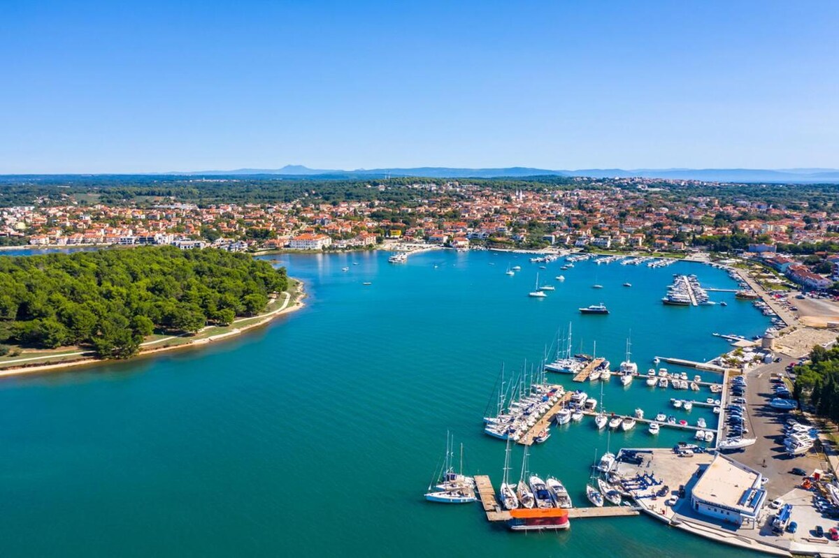 Vila Andris · Vila - bazen, vrt, blizu plaže