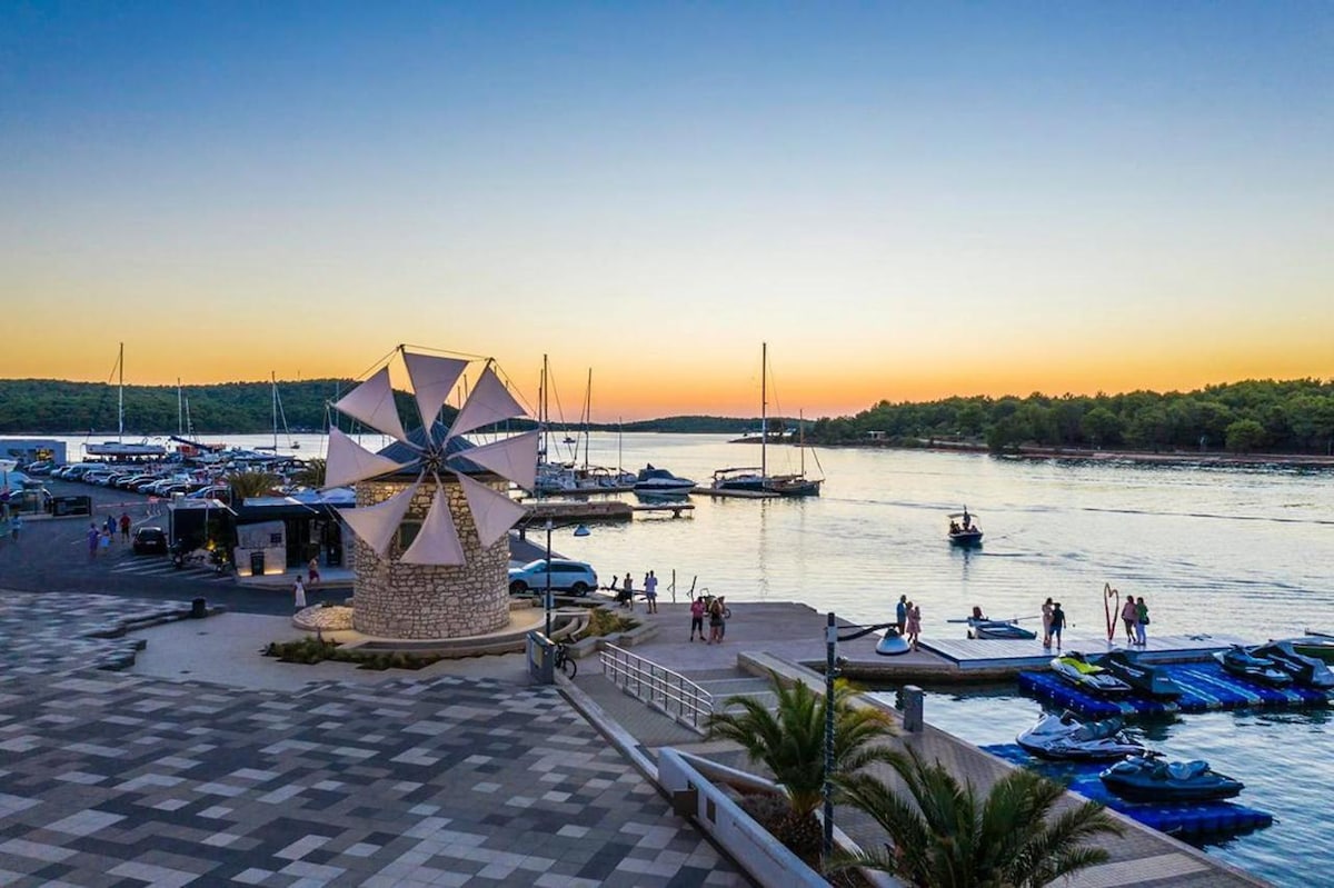 Vila Andris · Vila - bazen, vrt, blizu plaže