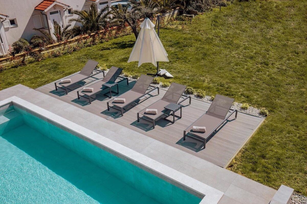 Vila Andris · Vila - bazen, vrt, blizu plaže