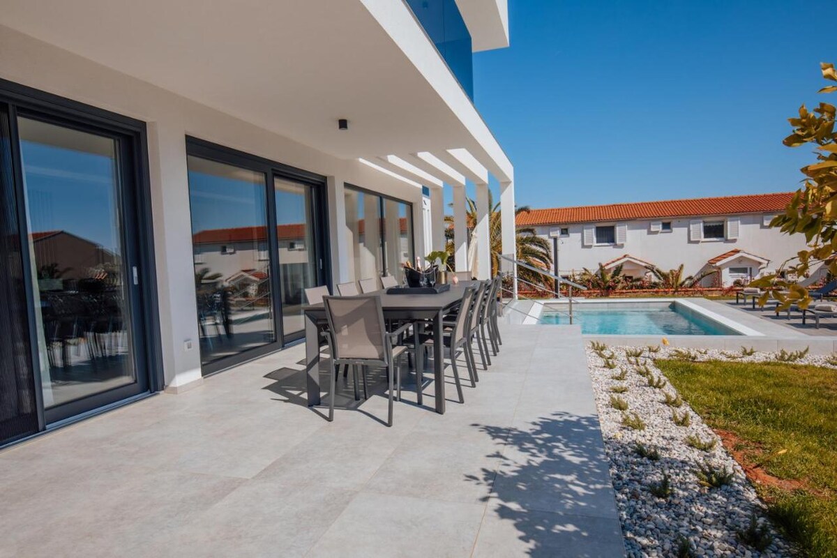 Vila Andris · Vila - bazen, vrt, blizu plaže