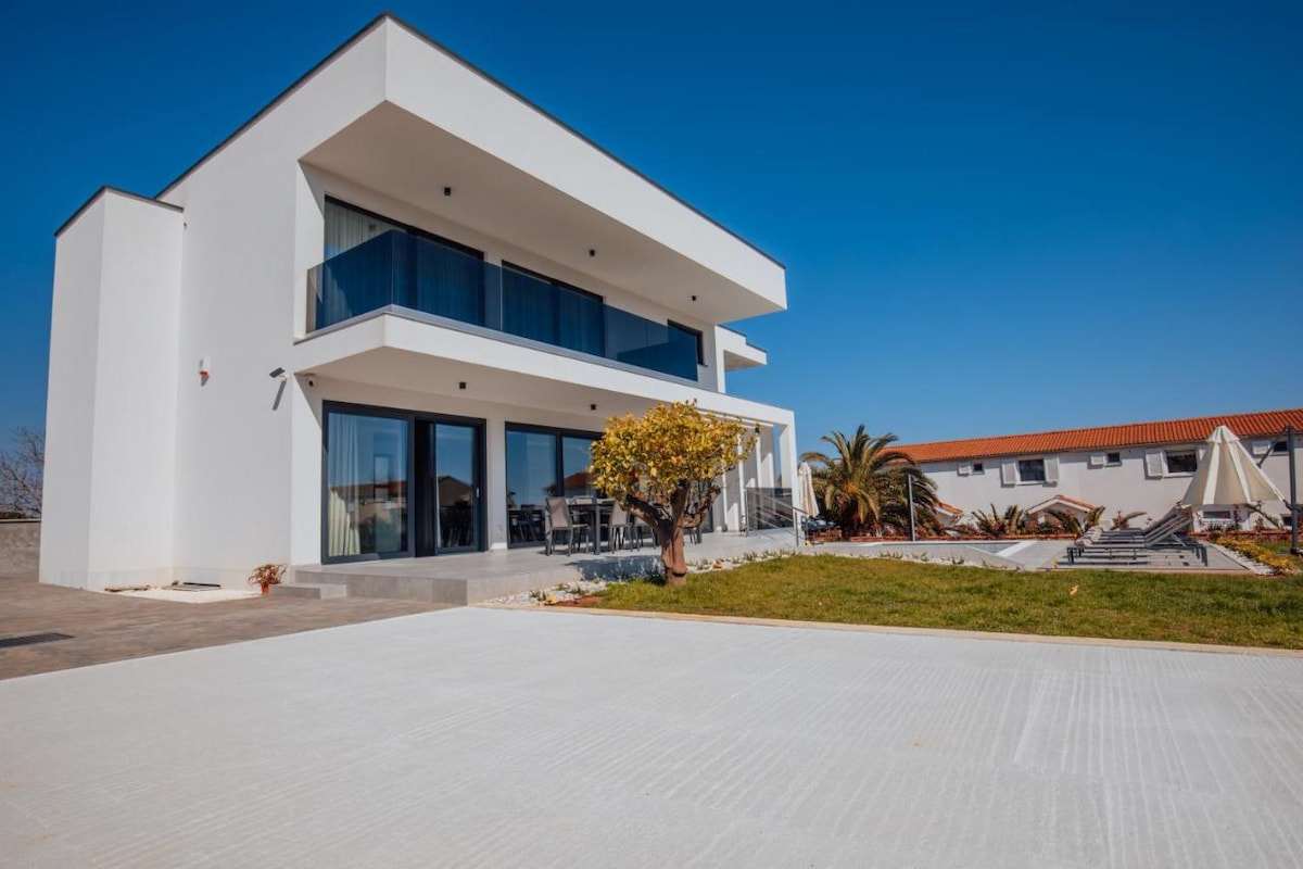 Vila Andris · Vila - bazen, vrt, blizu plaže