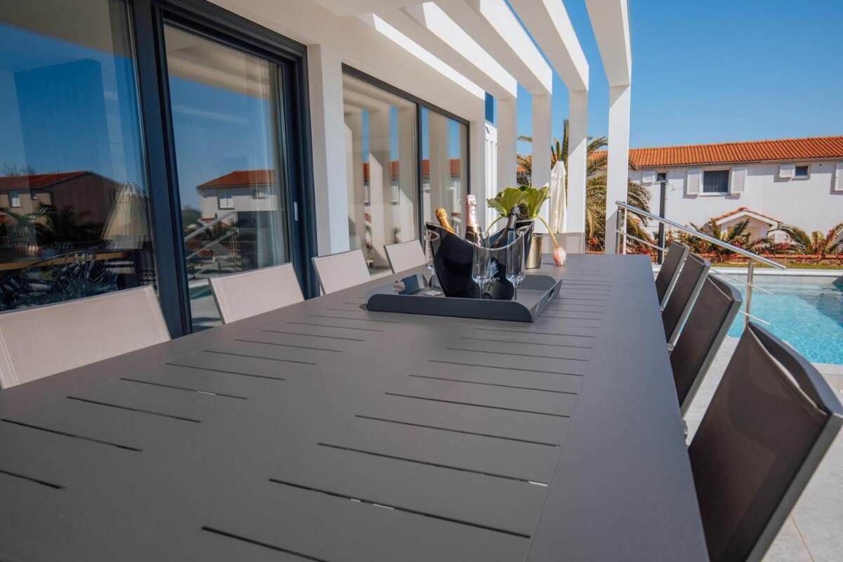 Vila Andris · Vila - bazen, vrt, blizu plaže