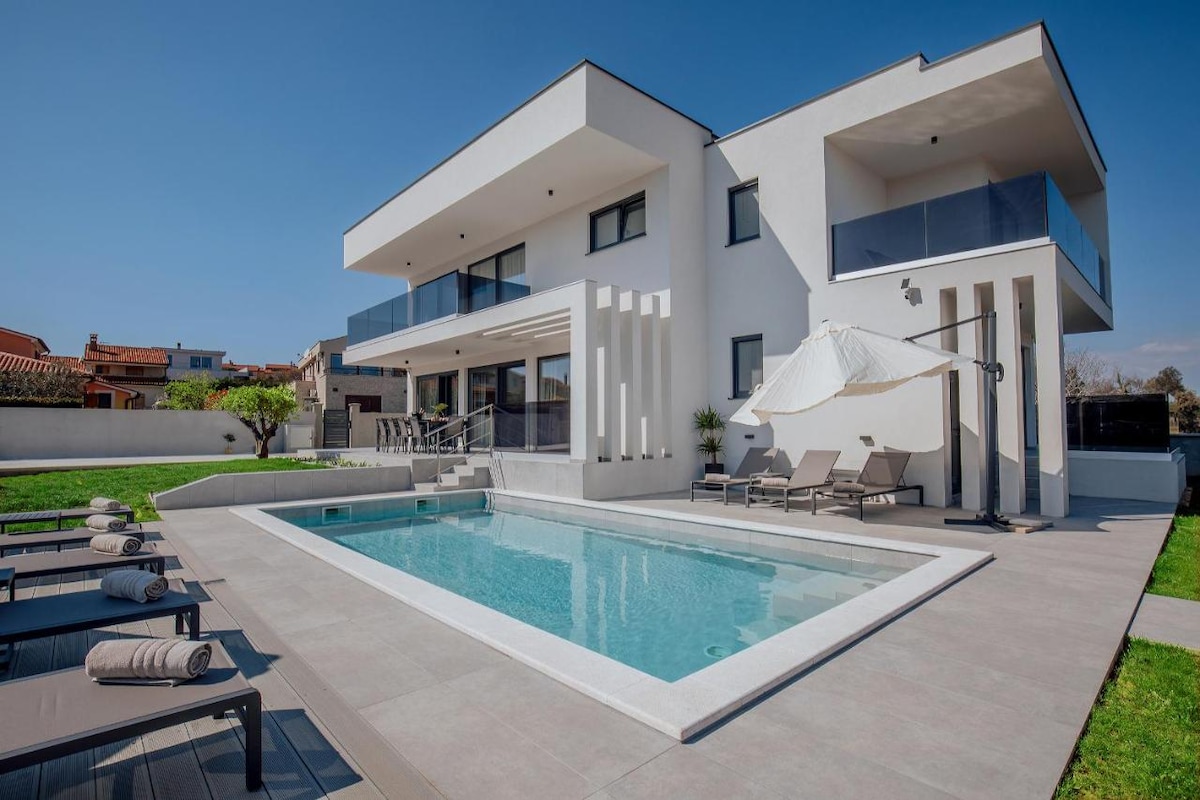 Vila Andris · Vila - bazen, vrt, blizu plaže