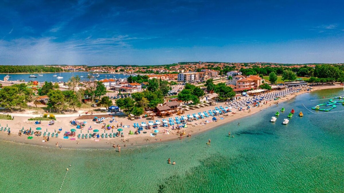 Vila Andris · Vila - bazen, vrt, blizu plaže