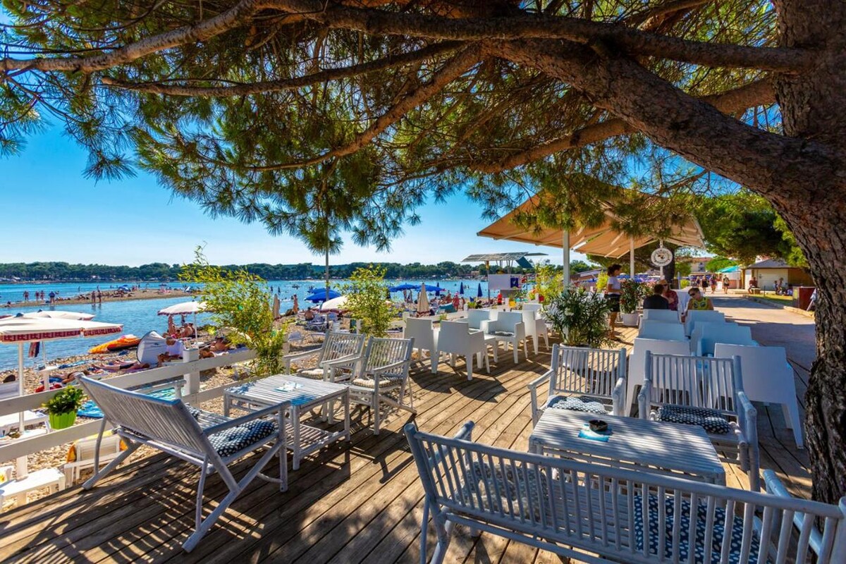 Vila Andris · Vila - bazen, vrt, blizu plaže
