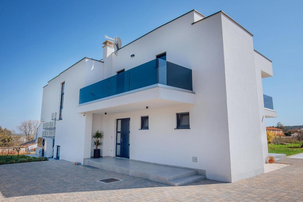 Vila Andris · Vila - bazen, vrt, blizu plaže