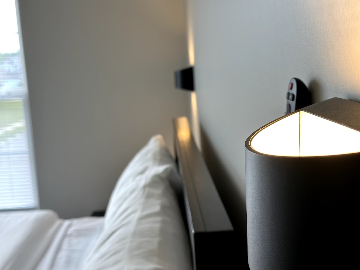 Geniet van de zachte gloed van aan de muur gemonteerde lampen die een vleugje eigentijdse elegantie en rustgevende nachten aan je verblijf brengen.