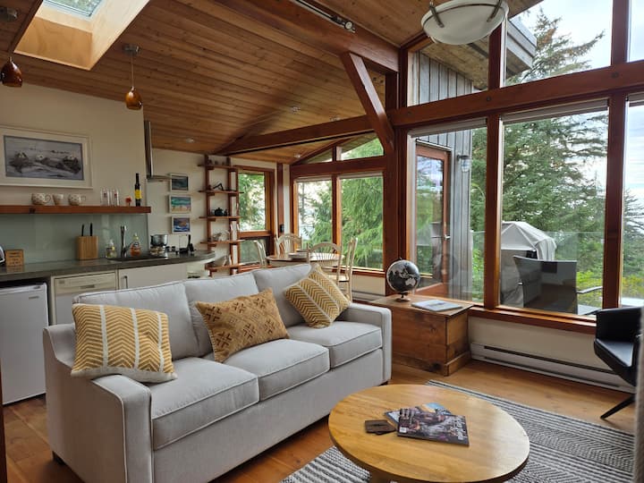 Otter Point Coastal Cottage - Sooke