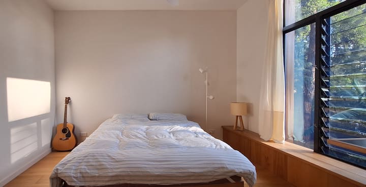 Bedroom 2:  Queen bed