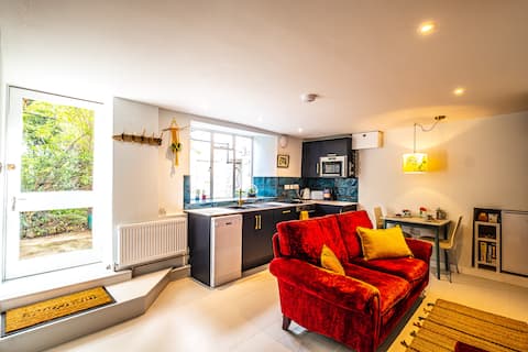 Popular Airbnb listing: Central, stylish & well-equipped studio, Ashburton in Teignbridge