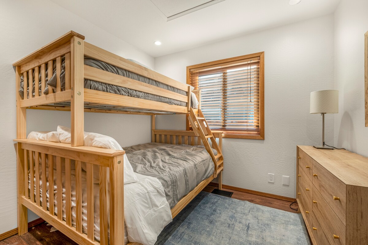 Креветите на спрат со двокреветни (горни) и полни (долни) кревети овозможуваат прилагодливи аранжмани за спиење