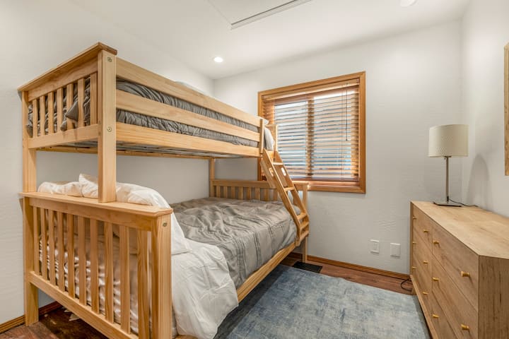 تسمح الأسرّة المكونة من طابقين بسريرين مزدوجين (علويين) وكامل (سفلية) بترتيبات نوم مرنة