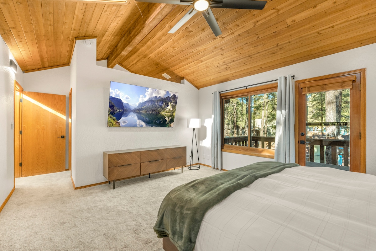 Голема главна спална соба со брачен кревет (широк 150-179 см), приватен балкон и 70-инчен телевизор гарантира дека имате доволно простор за да се повлечете