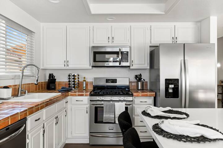 Heated Pool & 10 MINS TO STRIP gallery image 5