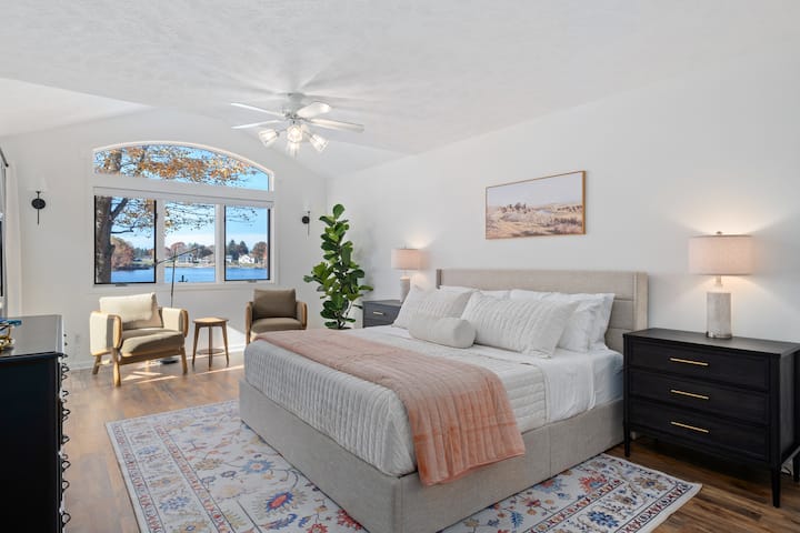 Obrovská, luxusná hlavná spálňa s luxusným nábytkom a krásnym výhľadom na jazero, do ktorej sa môžete ponoriť z pohodlia manželskej postele King alebo útulného priestoru na posedenie. Len si predstavte, o koľko lepšie bude vaša ranná káva chutiť odtiaľto -  :)