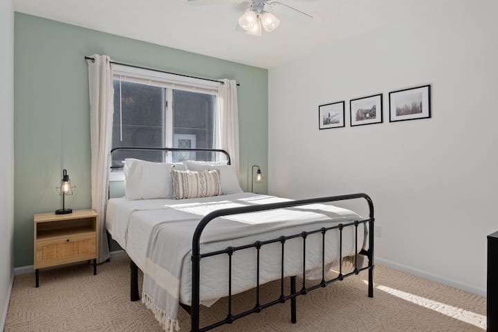 Spálňa s manželskou posteľou Queen s nočnými stolíkmi, lampami na čítanie (vybavená portmi USB) a komodou na vybalenie alebo uloženie oblečenia a cestovných potrieb. Zatemňovacie rolety je možné kedykoľvek stiahnuť, aby ste si mohli oddýchnuť.