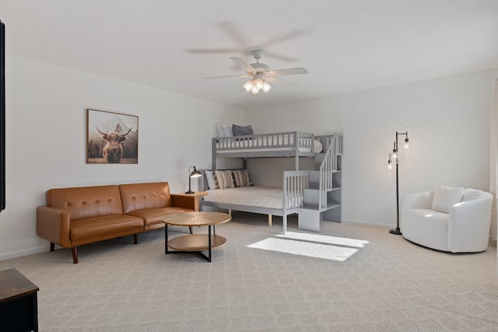 Poschodová izba v Holiday Haus slúži ako druhý obytný priestor s vlastnou kúpeľňou. Prečítajte si knihu alebo sledujte šou z kabrioletu koženého gauča plnej veľkosti alebo pohodlnej okrúhle otočnej stoličky. Poschodová posteľ je Twin over Full a má schody pre bezpečnosť.