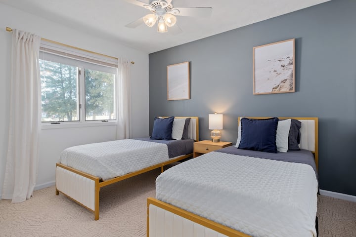 Dvojposteľová izba s manželskou posteľou je premyslene zariadená, aby mali dospelí aj deti pokojné útočisko, v ktorom si môžu na konci dňa oddýchnuť. Nočný stolík s lampou na čítanie a napájacím zdrojom, ktorý podporuje nabíjanie USB a USB-C. Zatemňovacie rolety v miestnosti.