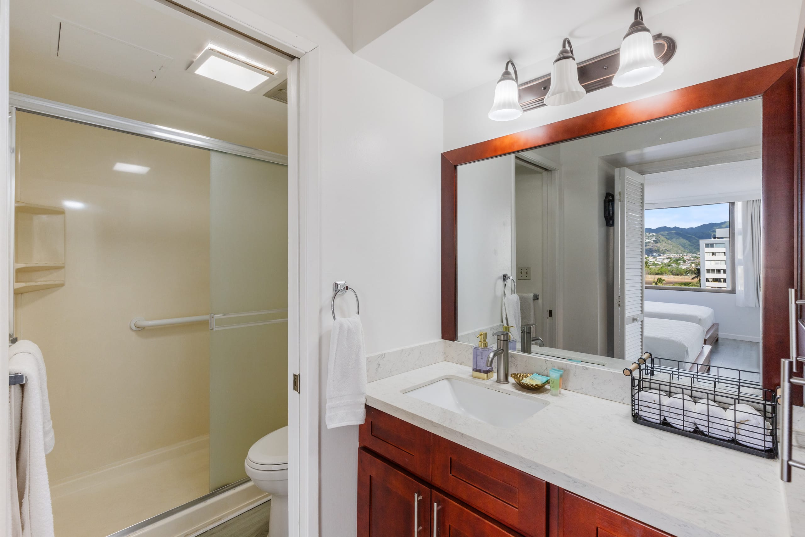 Condo in Honolulu · ★4.61 · 1 bedroom · 3 beds · 1 private bath - Image 11