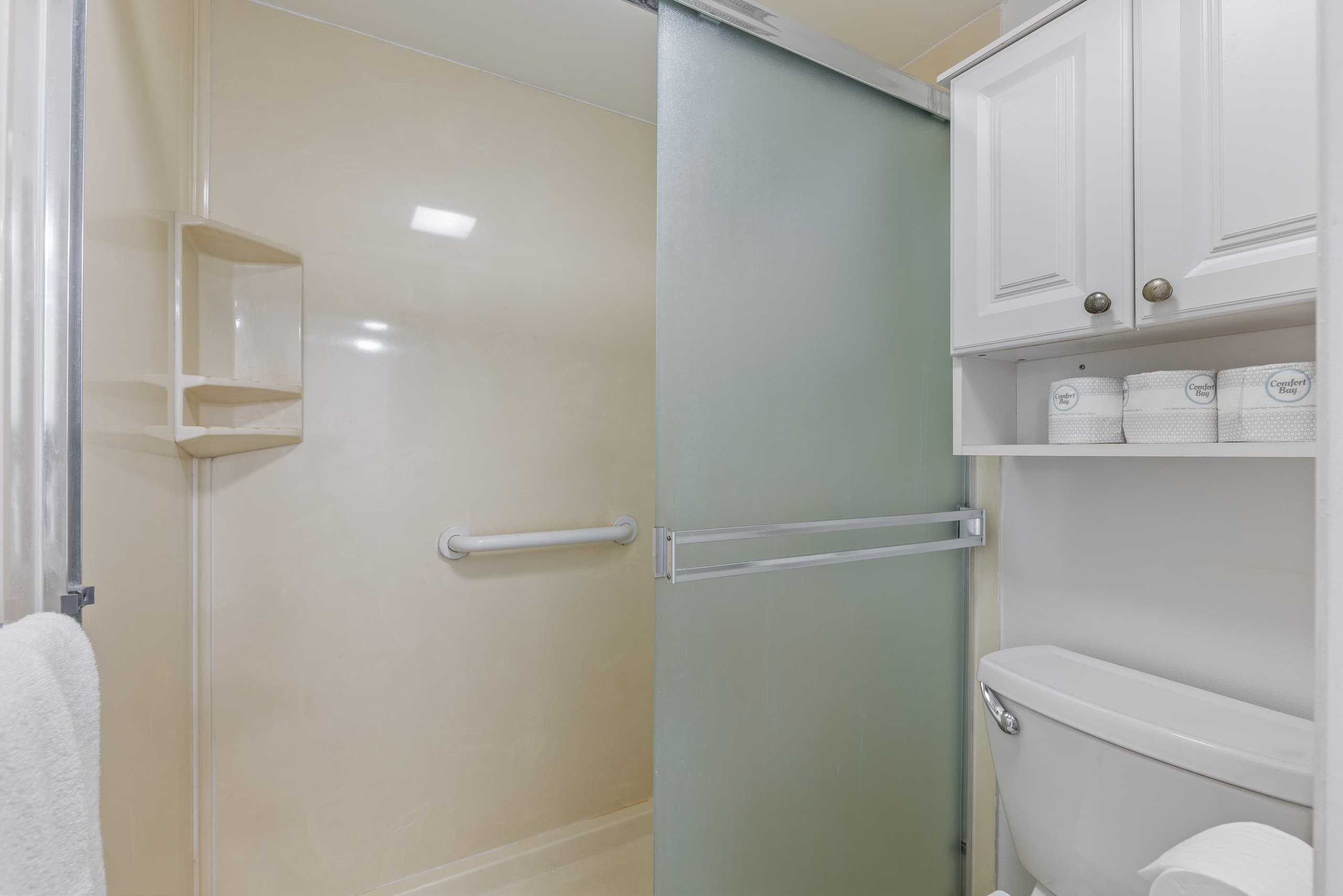 Condo in Honolulu · ★4.61 · 1 bedroom · 3 beds · 1 private bath - Image 12