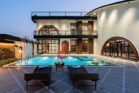 4BR Luxe Whispering Arc w/ Pool & BBQ
